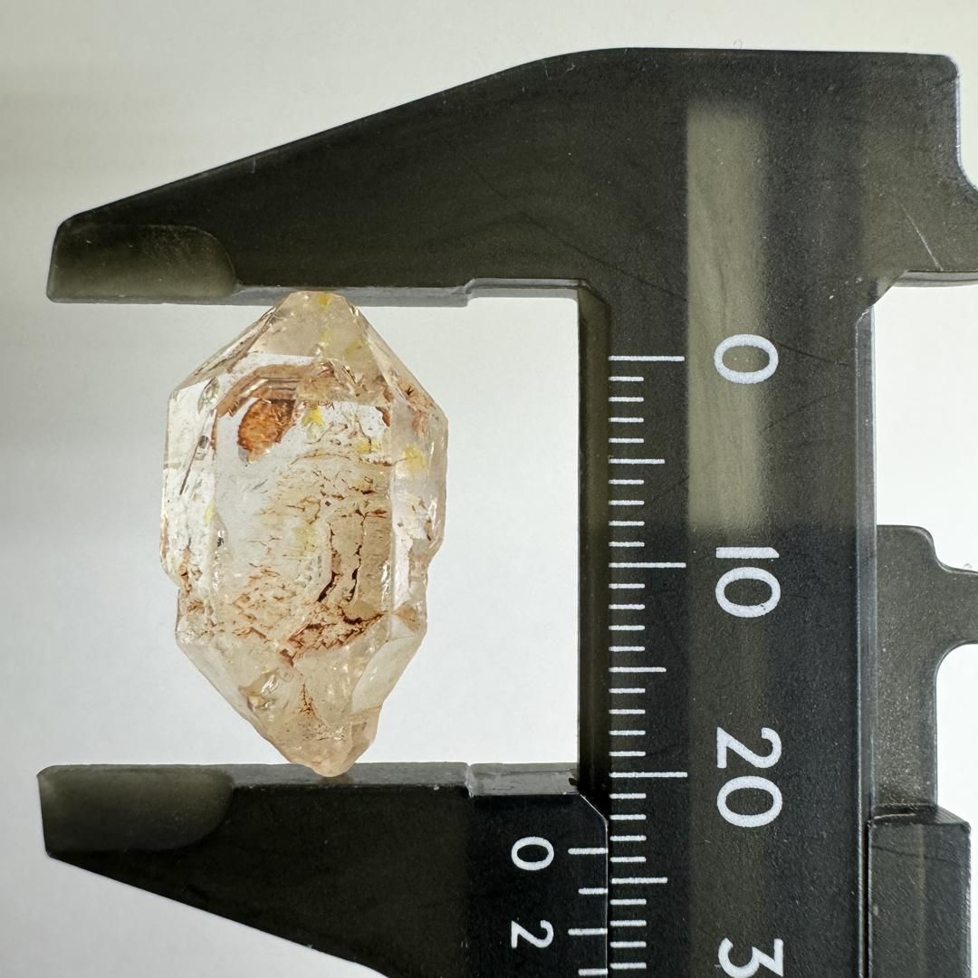 【E23266】 新産地！ 石油入り水晶 オイルインクォーツ 水晶 蛍光鉱物 水晶