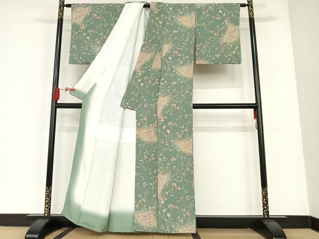 暈し総絞りの上品な小紋です。サーモンとグレー正絹　美品　紗綾形地文　鹿の子絞り 人気ファッション - 暈し総絞りの上品な小紋です。サーモンと