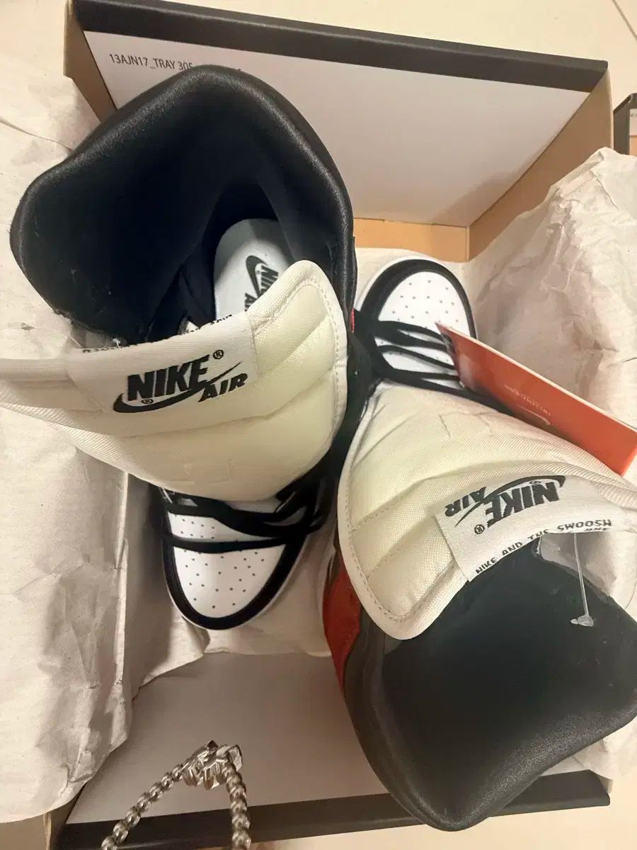 ナイキ エア ジョーダン 1 ハイ サテン ブラックトゥー 250