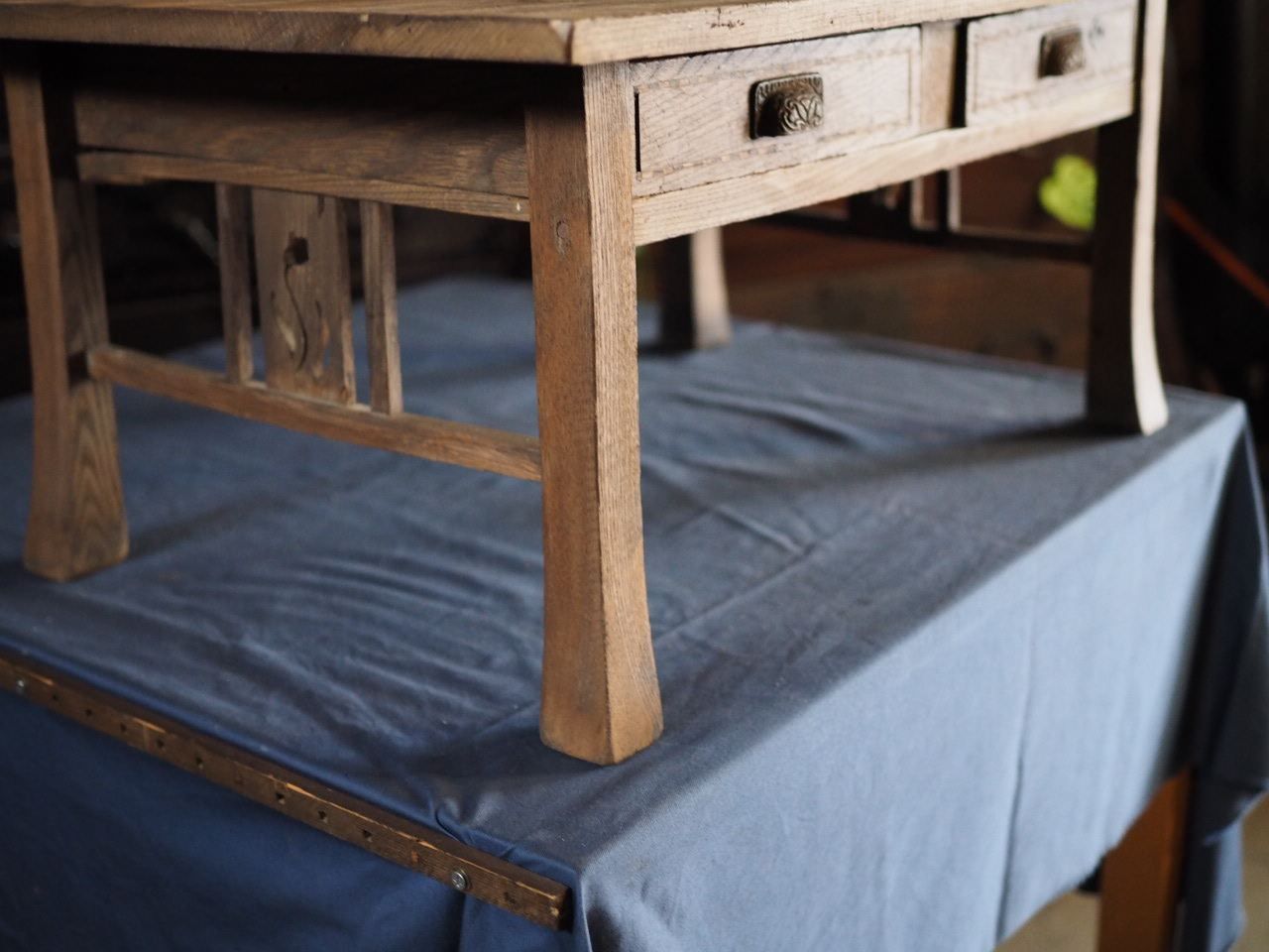 透かし彫枯れた味わいの文机 大正時代