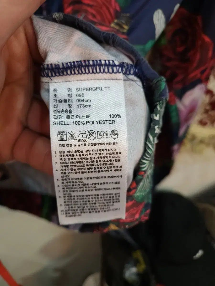 アディダス