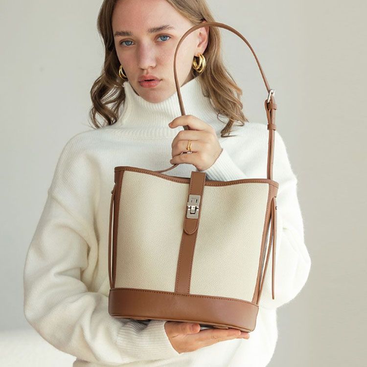 美品✨ブルガリ ウィークエンド メッセンジャーバッグ ショルダー レザー 大容量 BVLGARI ブルガリ ウィークエンド ショルダーバッグ 斜め掛け
