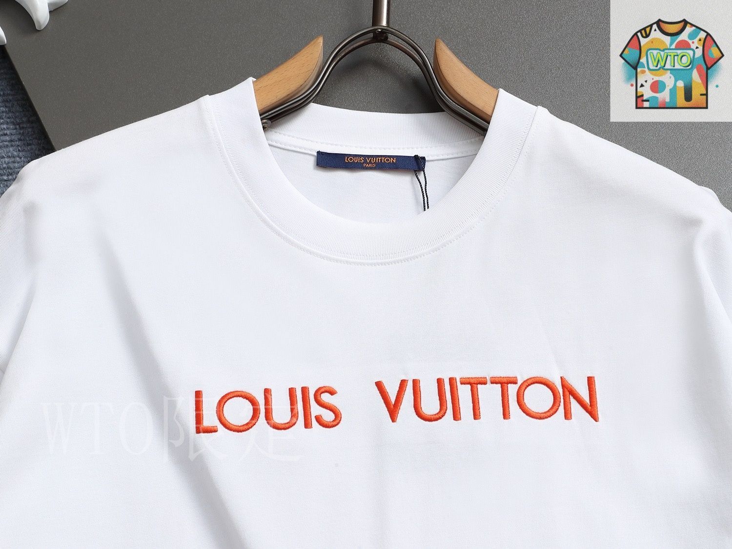 Louis Vuitton ファベットロゴ刺繍入り ホワイト 半袖Tシャツ Louis Vuitton ファベットロゴ刺繍入り ホワイト 半袖Tシャツ