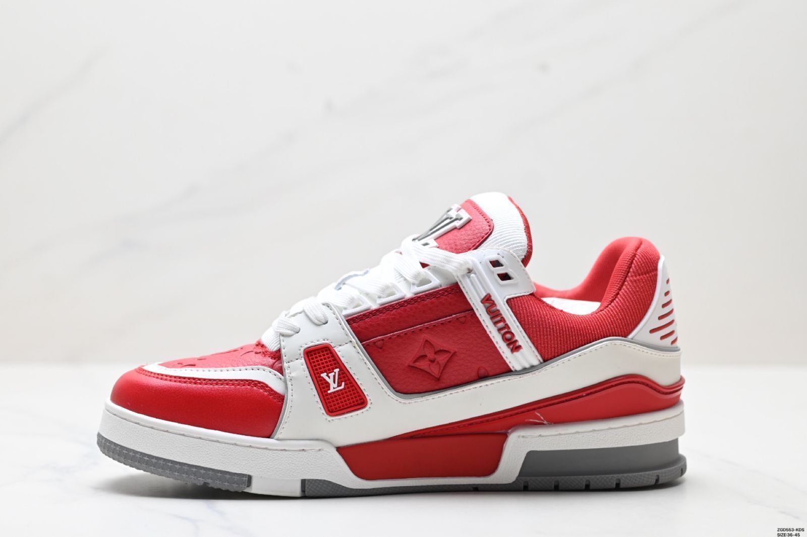 スポーツシューズ