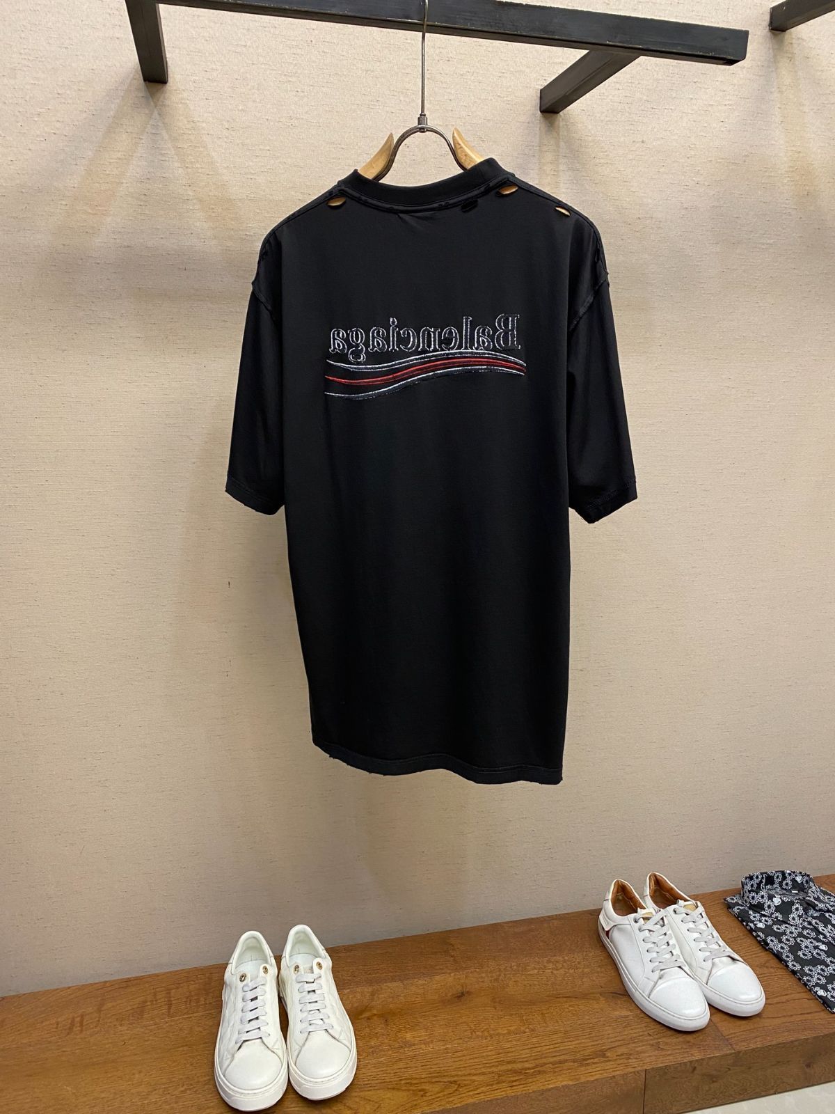 BALENCIAGA BAリバースロゴ刺繍ラウンドネック半袖