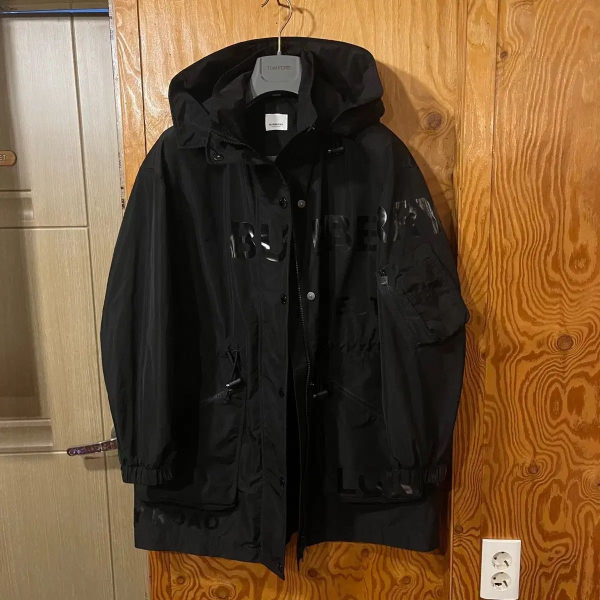 BURBERRY(バーバリー ) ロゴ マウンテンパーカー コート 出品 BURBERRY(バーバリー ) ロゴ マウンテンパーカー コート 出品