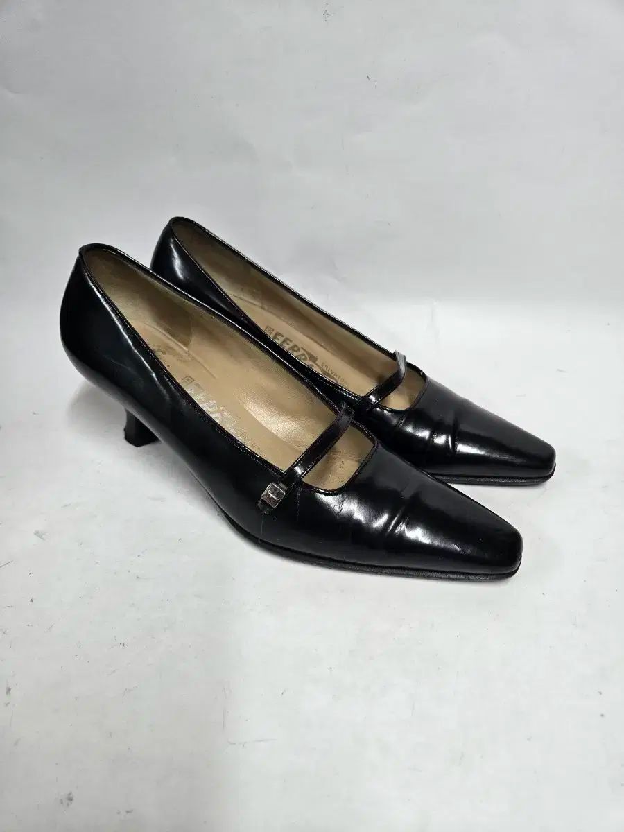 FERRAGAMO フェラガモ 黒 MARY JANE メリージェーン パンプス 5 220mm