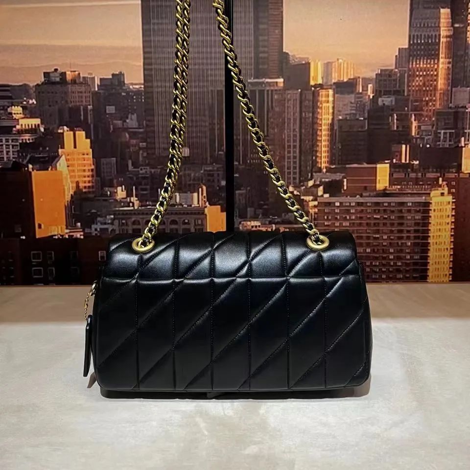 新品、未使用 COACH ショルダーバッグ タビー 26 キルティング  