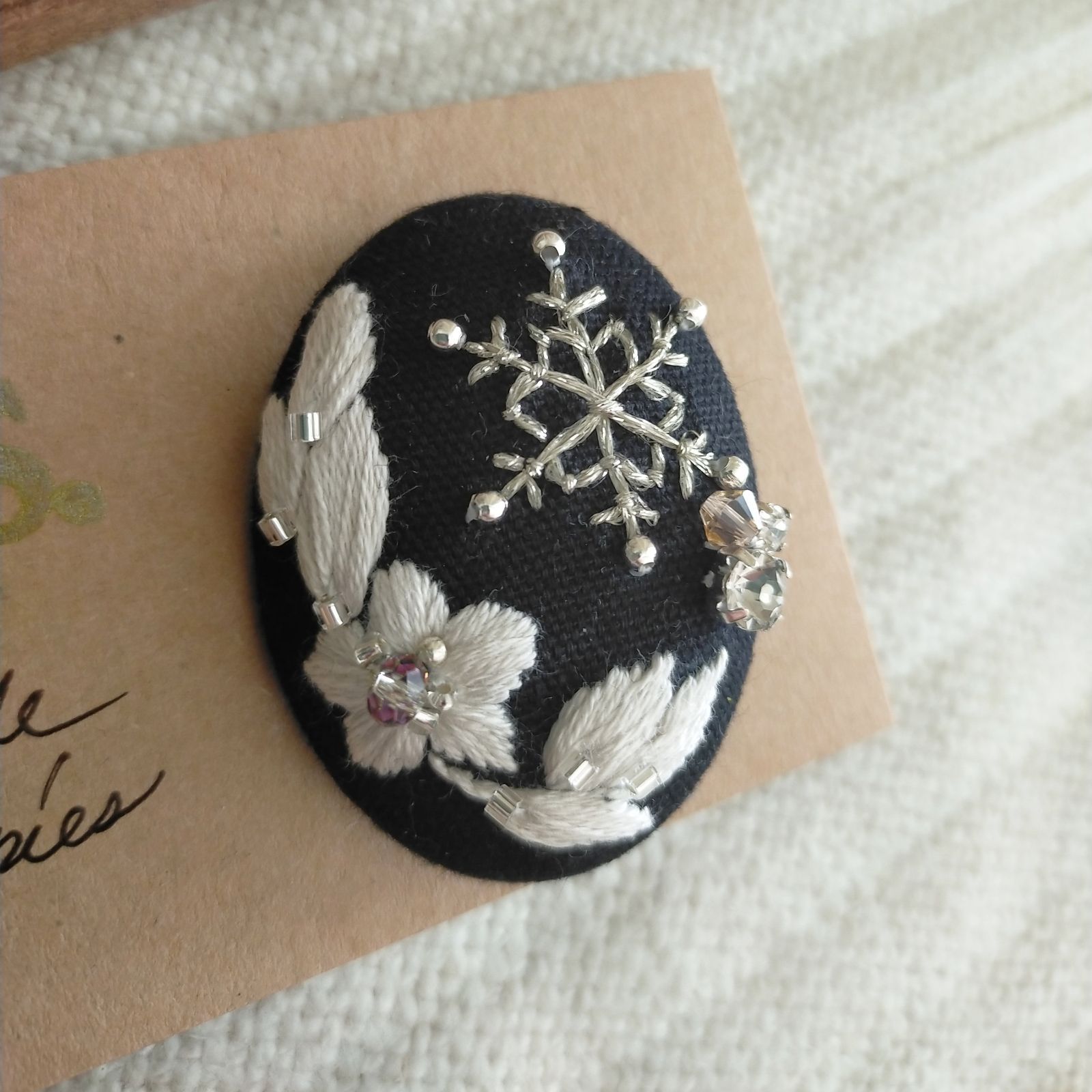 クリスマス☆手刺繍ブローチ／ヘアゴム　雪の結晶　フラワーデザイン