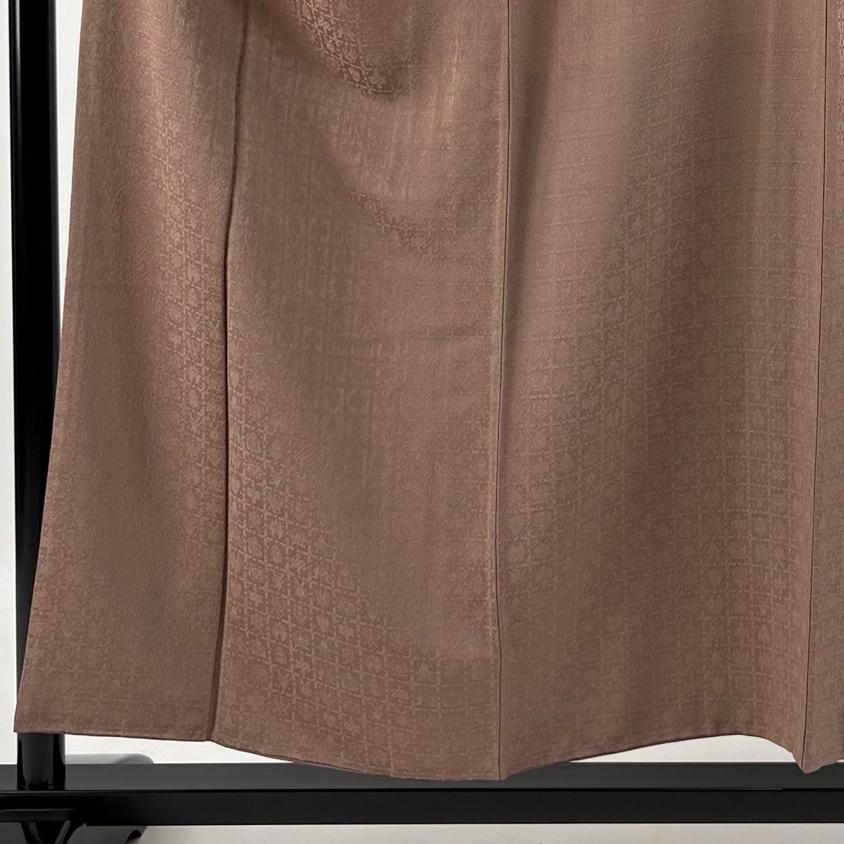 色無地 身丈156cm 裄丈64cm M 袷 千地泰弘 落款 地紋 薄小豆 正絹 秀品 一つ紋