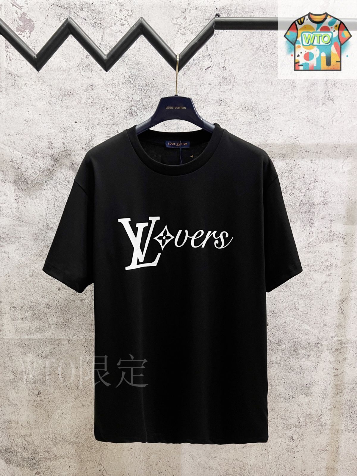 LOUIS VUITTON プリントTシャツ 黒 今日特価】Louis Vuitton LV キャッスルレタープリント T シャツ