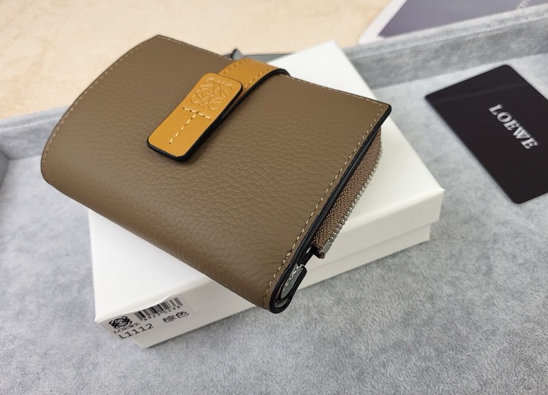 新品 LOEWE ロエベ 二つ折り財布