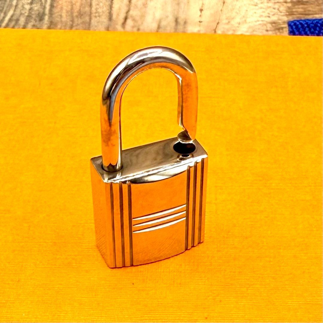 【超美品】エルメス　HERMES　カデナ　南京錠　鍵　セット121番 超美品】エルメス HERMES カデナ 南京錠 鍵 セット121番 - メルカリ