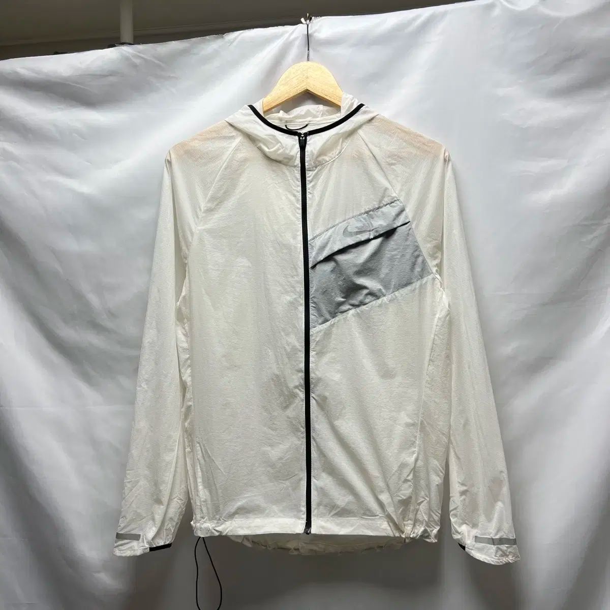 Nike ウィンドブレーカー 白 スウッシュロゴM新品 Nike ウィンドブレーカー 白 スウッシュロゴM新品 【公式通販】