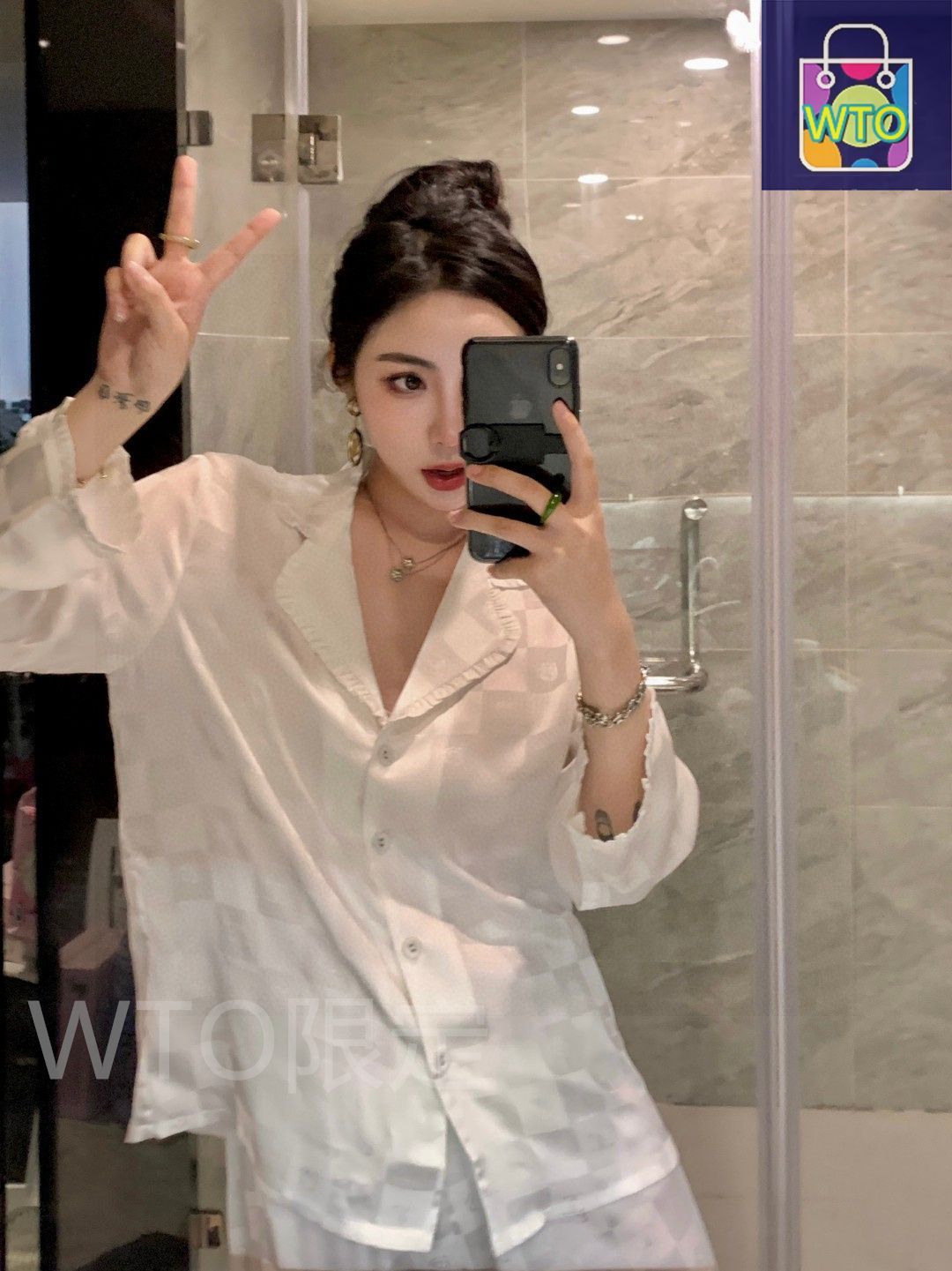 これは CHANEL シャネル の新モデルのパジャマです 原単品質で 女性用の 2 ピースセットで 長袖と長パンツの です 大変おすすめの商品で クラシックなダブル C と椿のデザインが特徴です -WTO輸入1