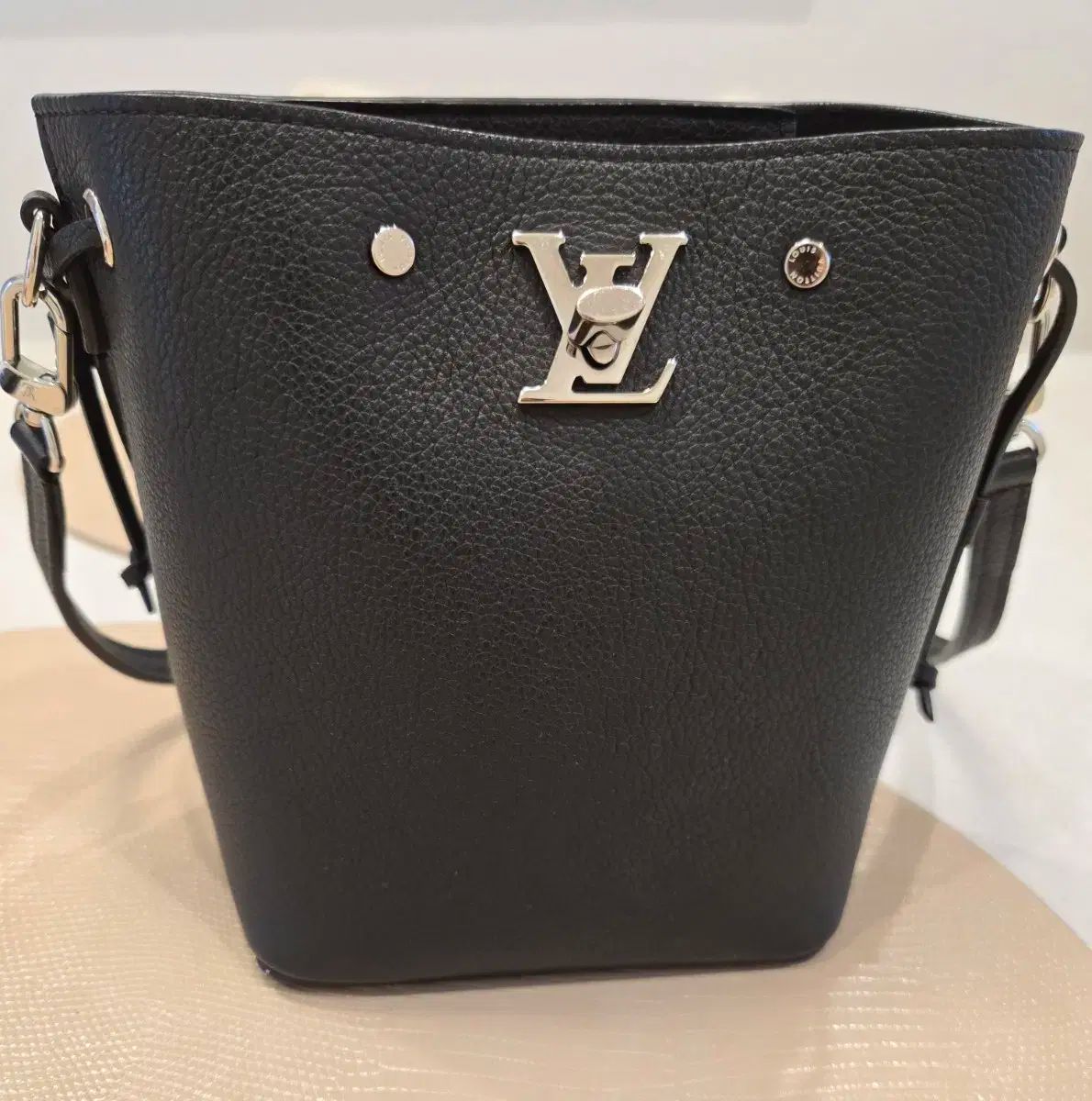 Louis Vuitton ルイヴィトン ナノ ロックミー バケットバッグ