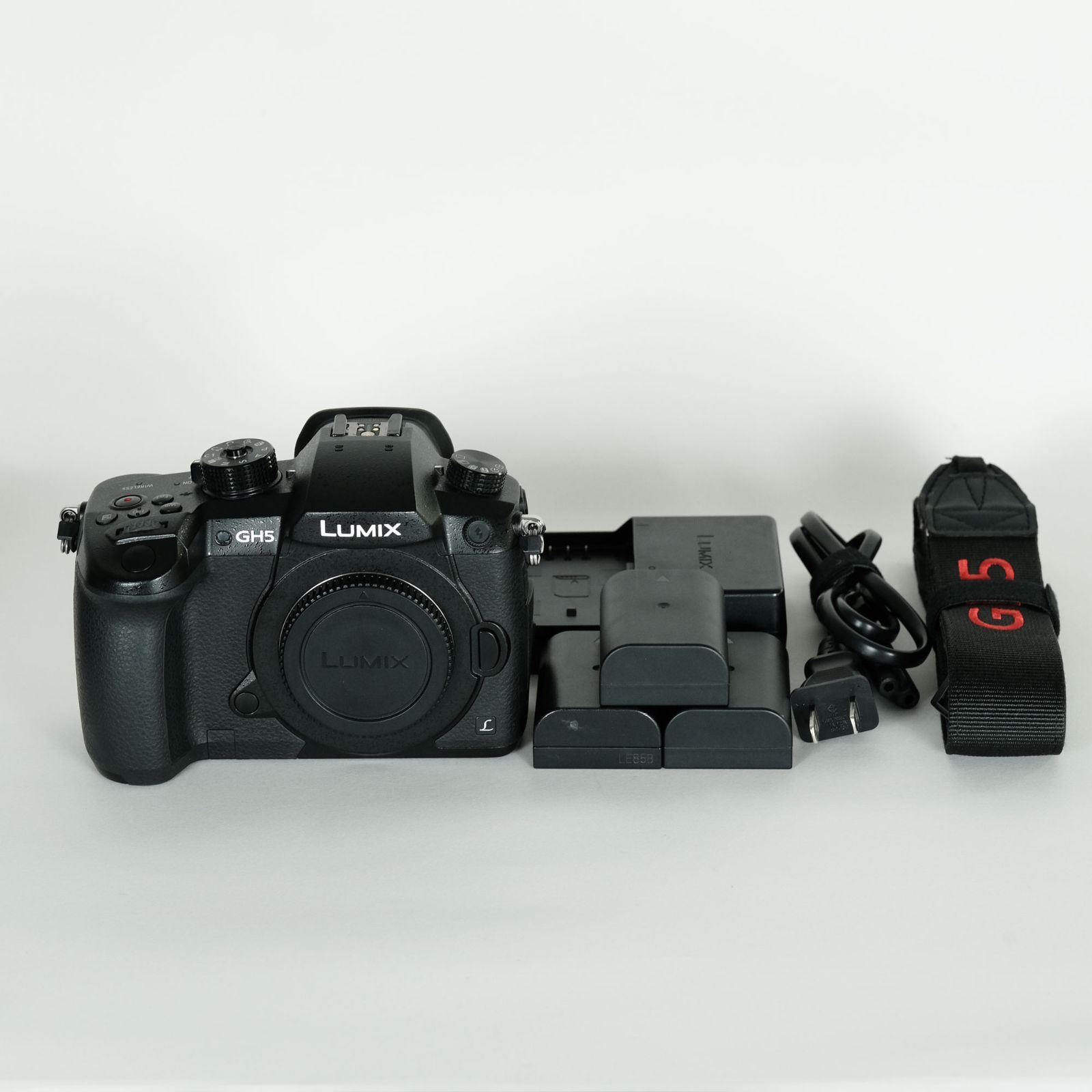 ｜シャッター数1 530回｜バッテリー3個付 Panasonic LUMIX DC-GH5 | マイクロフォーサーズマウント