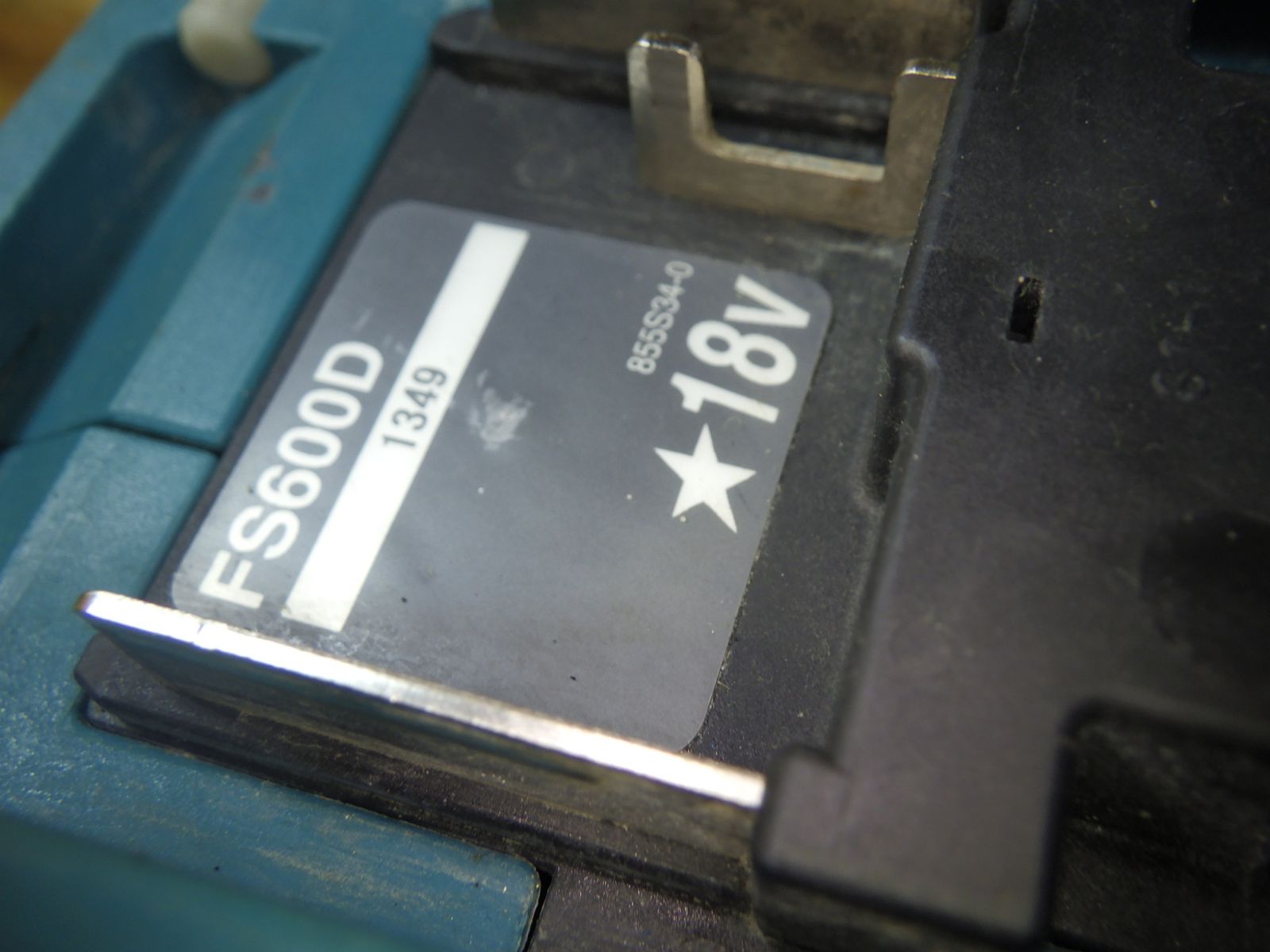 動き少し固い！ 石膏ボードの貼り付け作業に！マキタ 充電式スクリュードライバー FS600D 本体 品