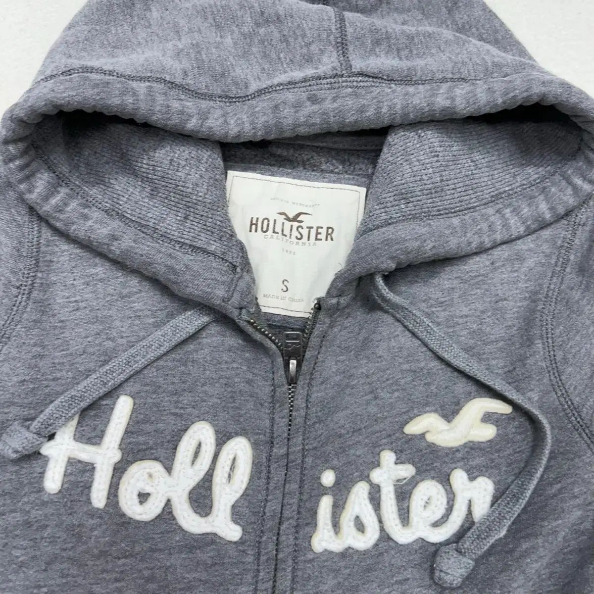 [HOLLISTER] ファーフード付き フーディー　パーカー グレー M Hollister(ホリスター) グレー ジップアップパーカー フード付き