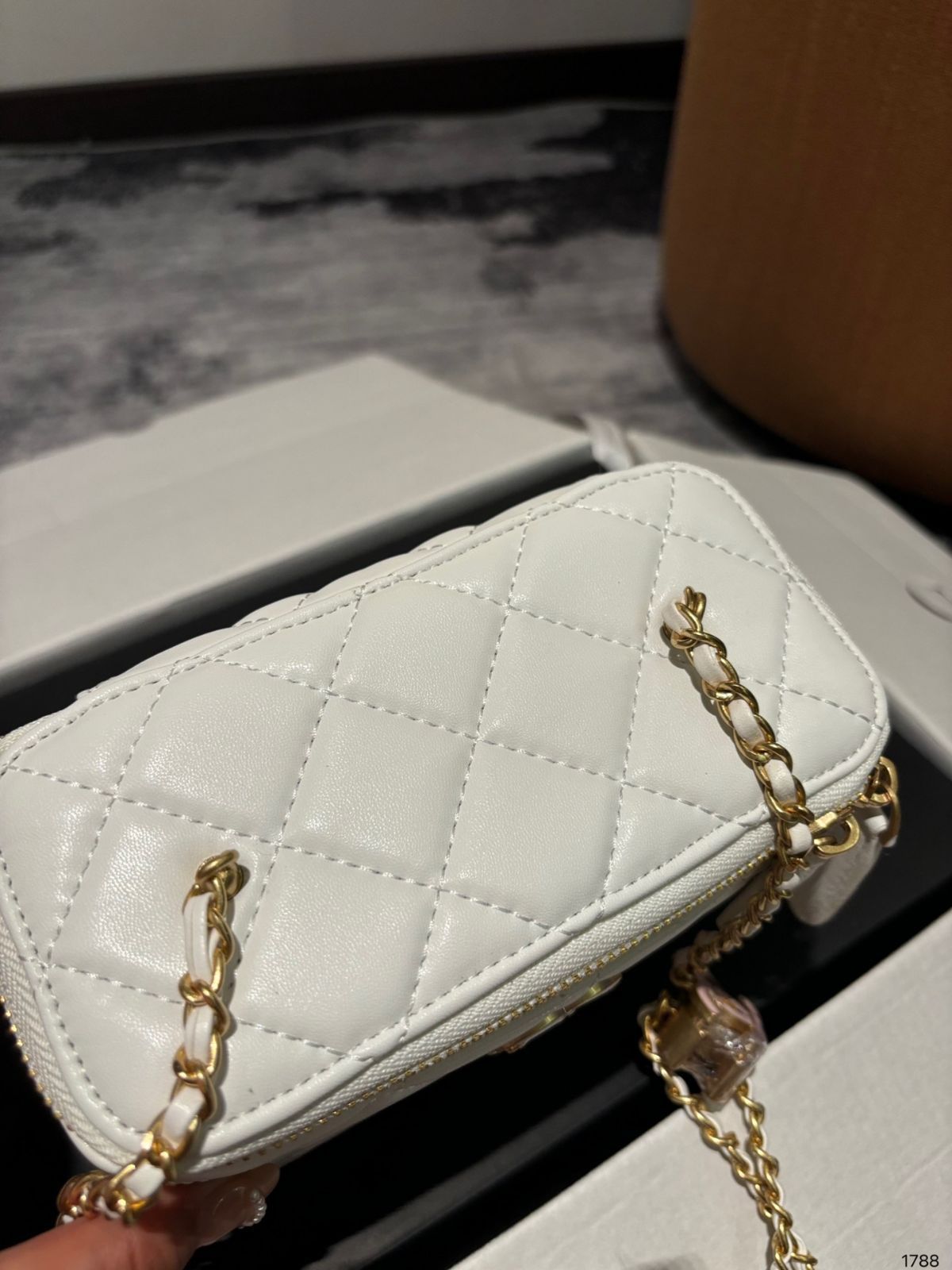 CHANEL ほぼ未使用　美品　財布　ハート シャネル、ハート調節ボタンボックスバッグ、ハンドバッグ