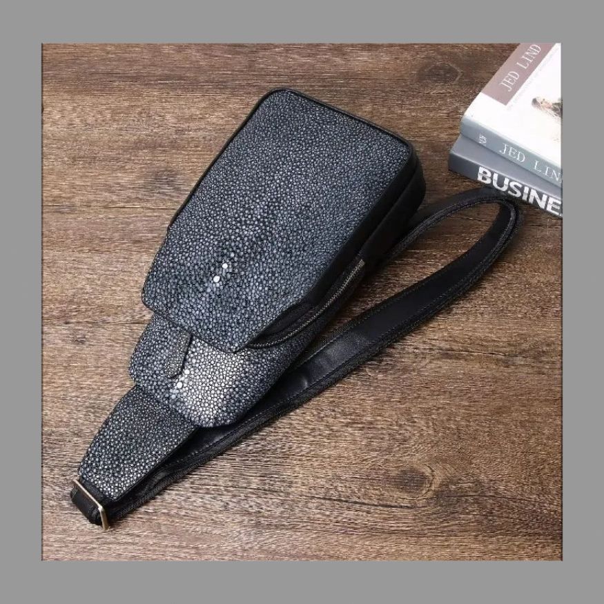 【未使用品】エイ革 ショルダーバッグ スティングレイ 本革 ポリッシュ加工 光沢感あり！ エイ革 ショルダーバッグ ガルーシャ スティング