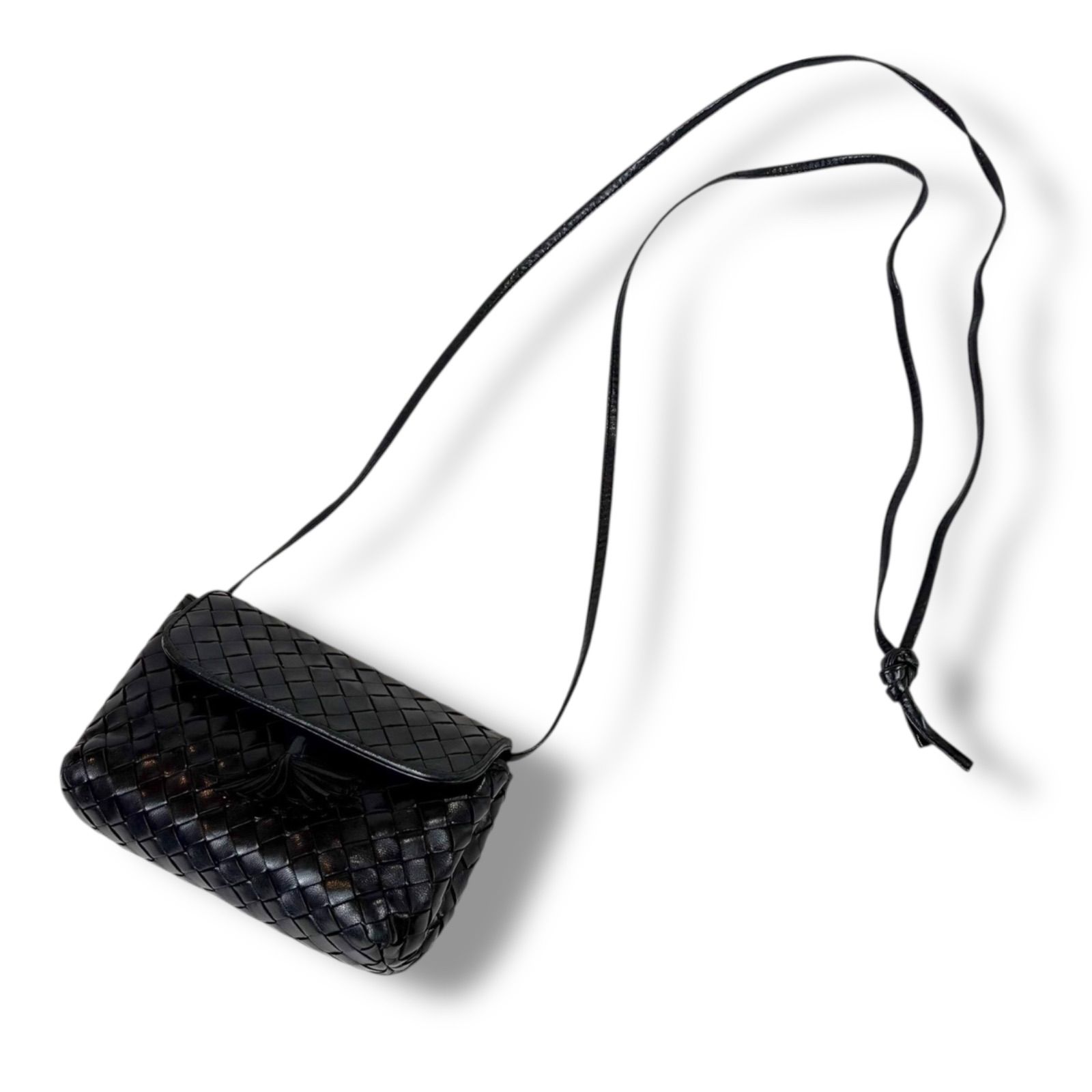 ボッテガヴェネタ黒いレザーショルダーバッグ タッセル付き ボッテガヴェネタ BOTTEGA VENETA ミニショルダーバッグ タッセル