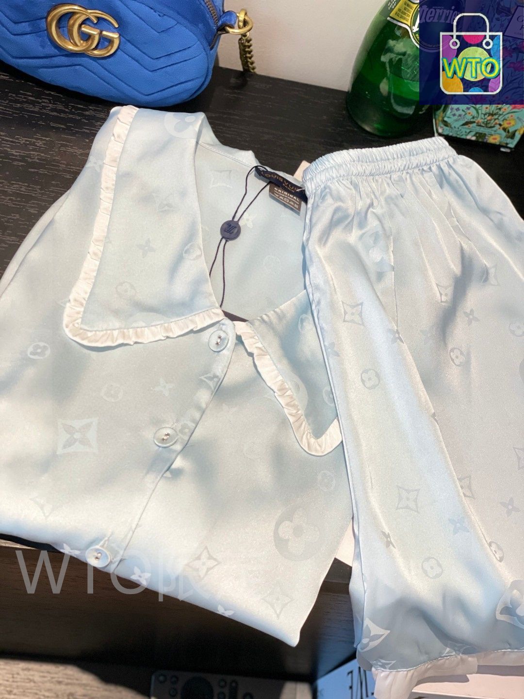 これは LOUIS VUITTON ルイ ヴィトン の秋冬 のパジャマです 原単品質を誇り ファッション界を驚かせる です YUZUMIYA_COM