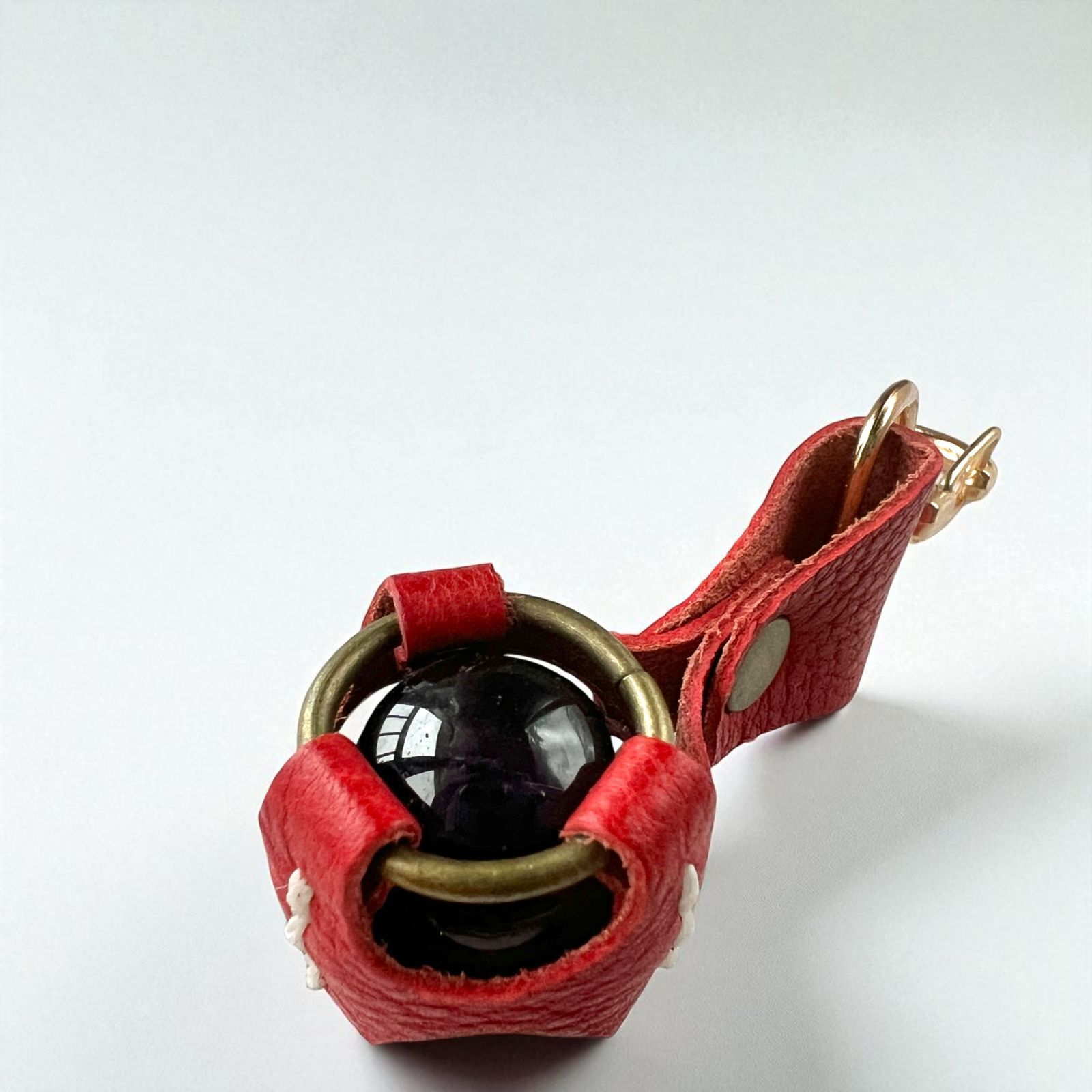 アメジストの魅力を引き立てるレザーキーホルダー - バッグチャーム