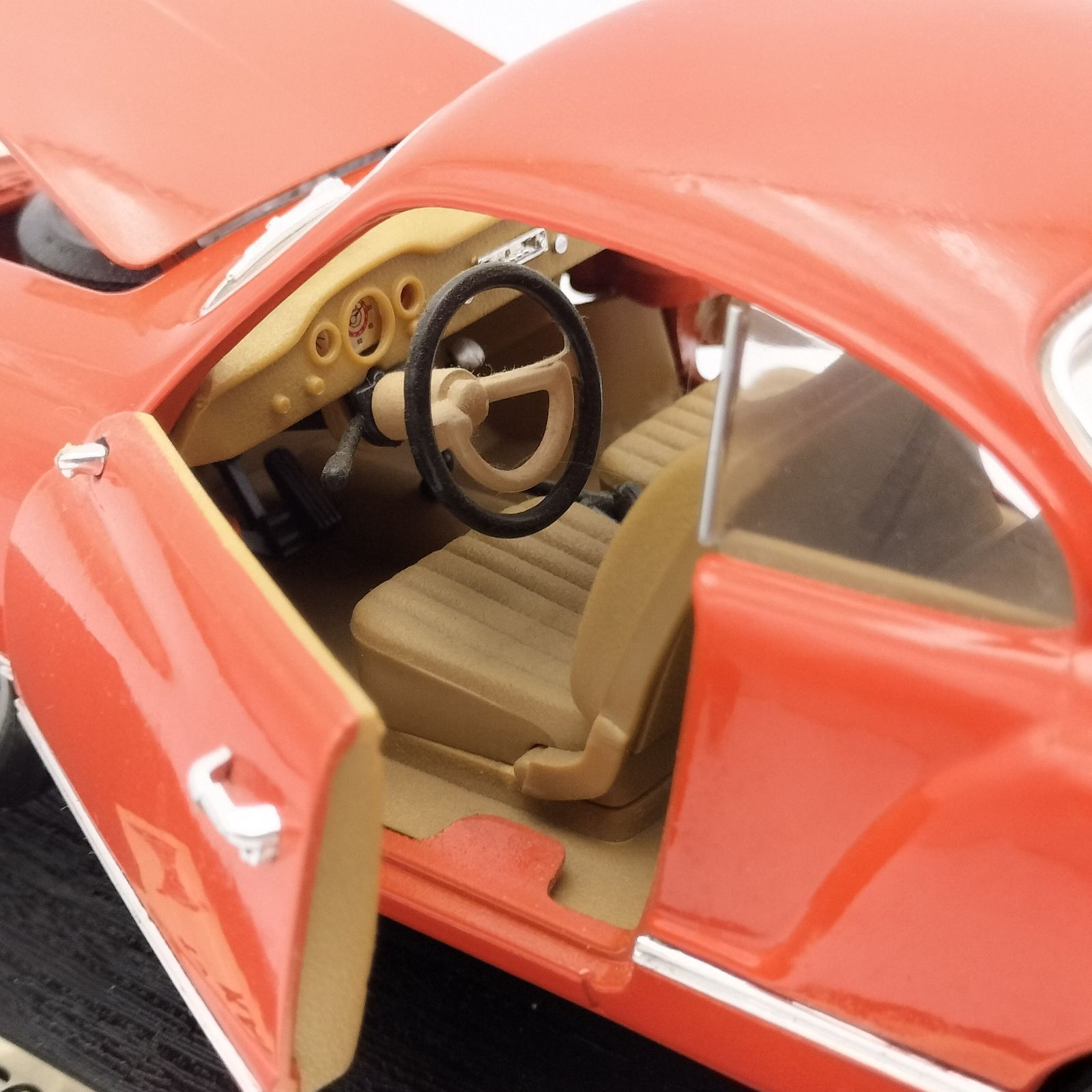 ロードシグネチャー VW カルマンギア 1/18 フォルクスワーゲン Karmann