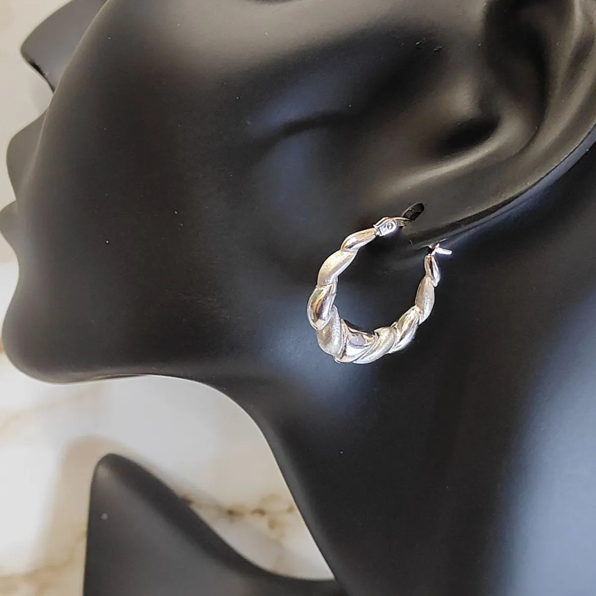 鑑定済 Italy (750）K18WGデザインフープピアス