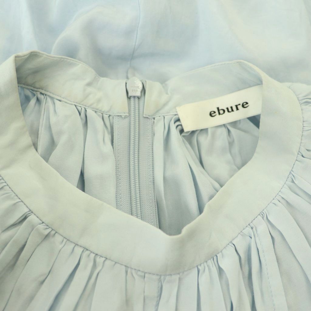 サテンブラウス