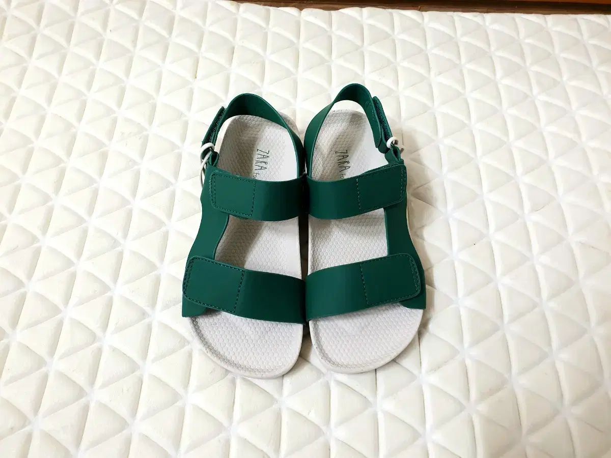 NGC PF70 2022 8ドル アースドラゴン - 純金コイン