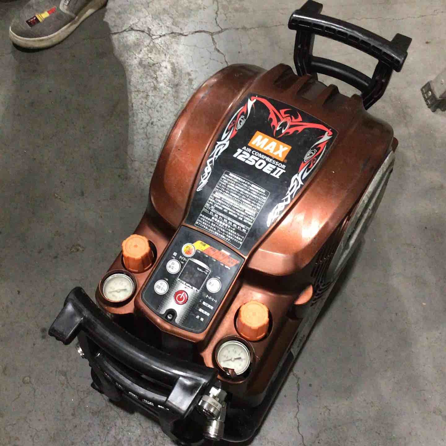 【現状品】 マックス/MAX エアコンプレッサー AK-HL1250E2_レッド 【鴻巣店】 ☆マックス(MAX) エアコンプレッサー AK-HL1250E2_レッド【草加店