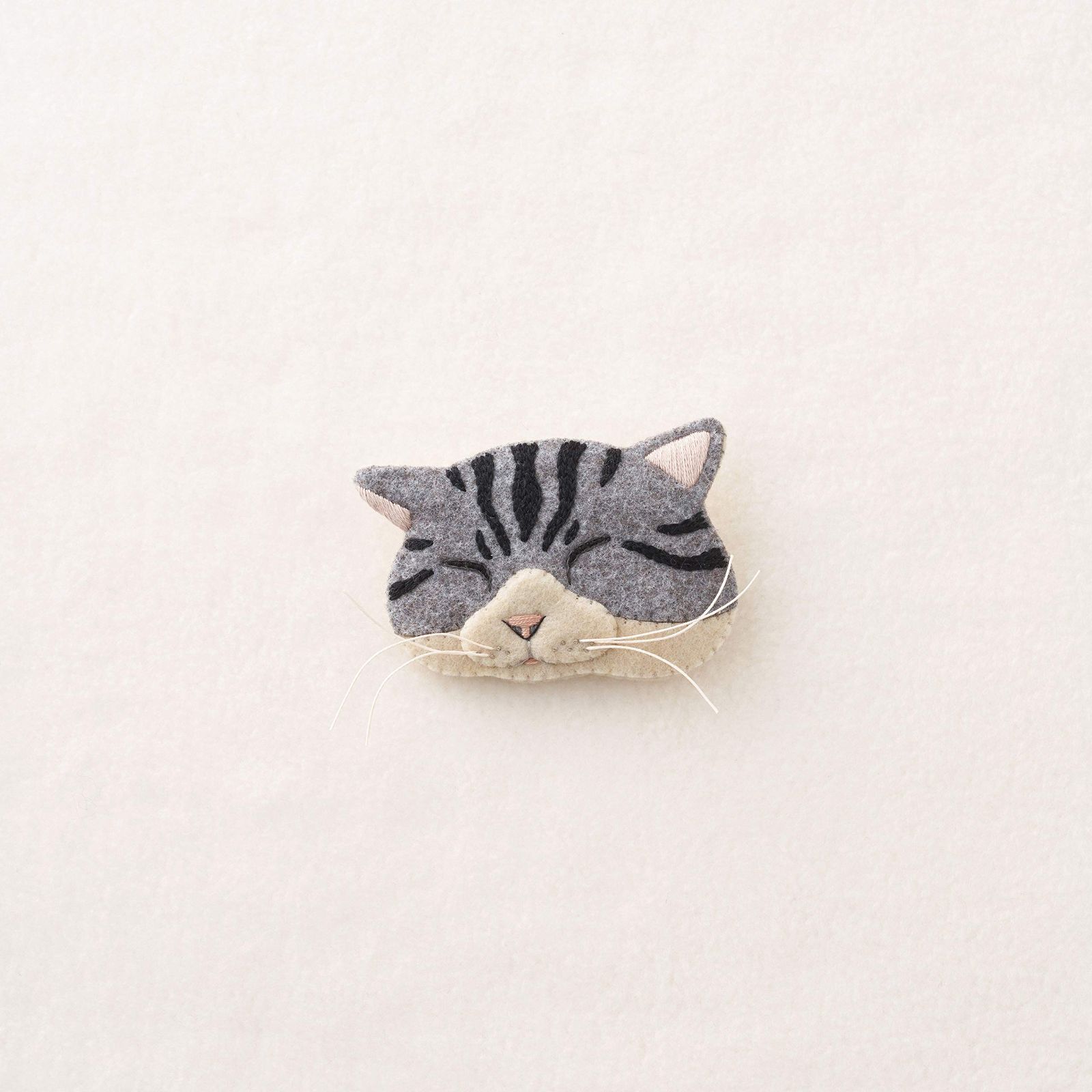 フェルトと刺繍でつくる 猫のブローチ キット シロサバ あじわえ