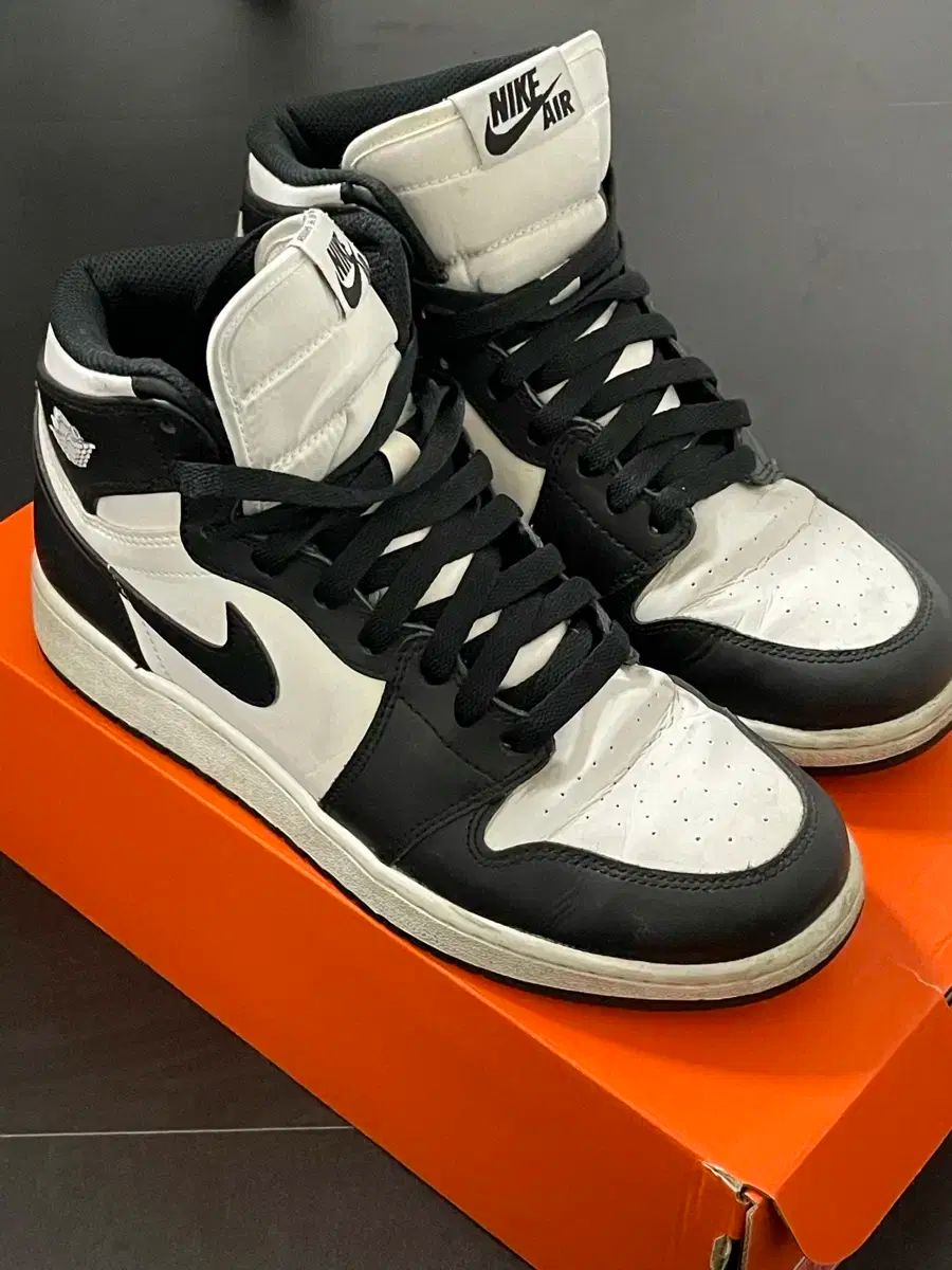 NIKE(ナイキ) ジョーダン 1 レトロ ハイ og ブラック&ホワイト 黒 白 250