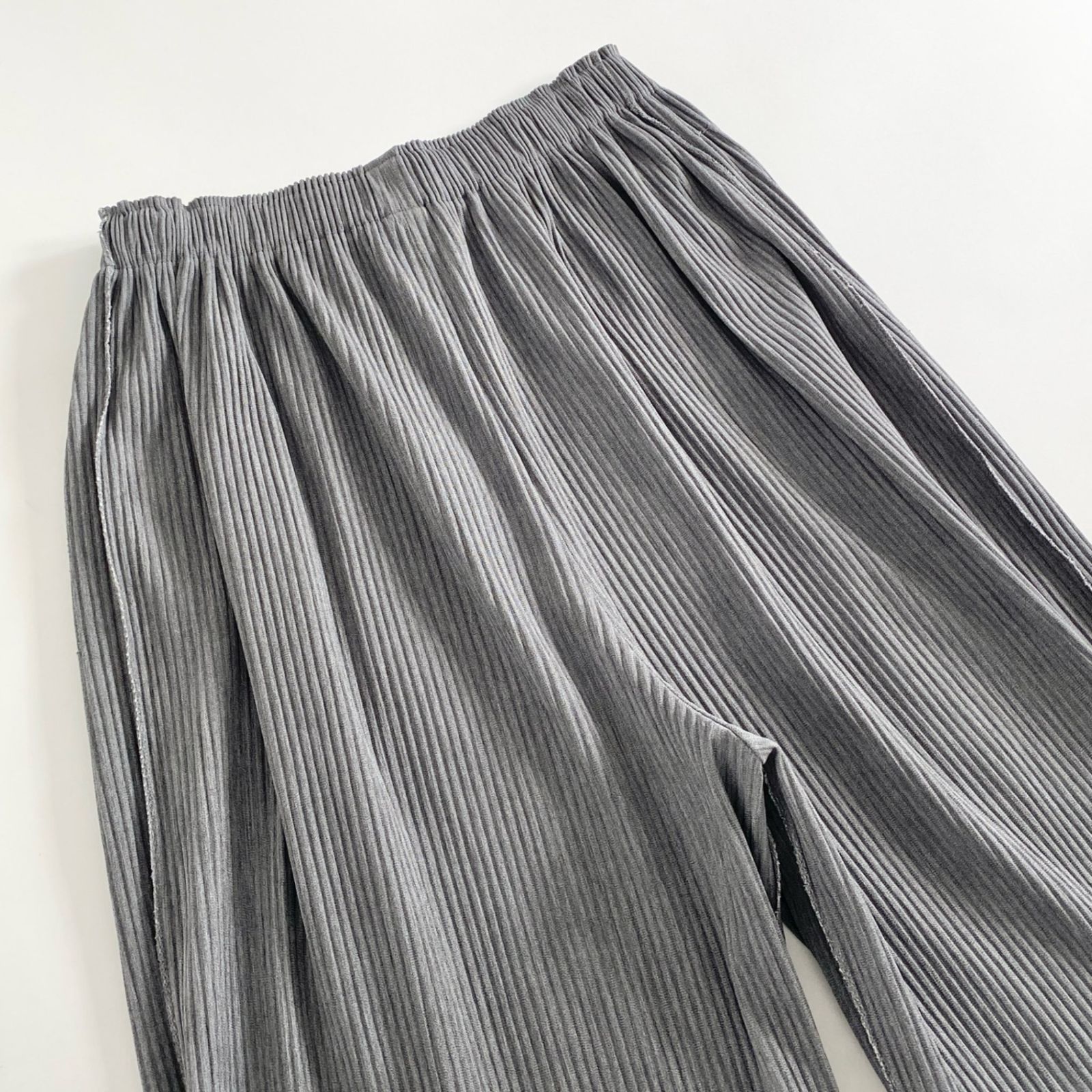 10c14 me ISSEY MIYAKE ミーバイ イッセイミヤケ クロップド プリーツパンツ グレー 紐ベルト PLEATS PANTS  MI73FF522