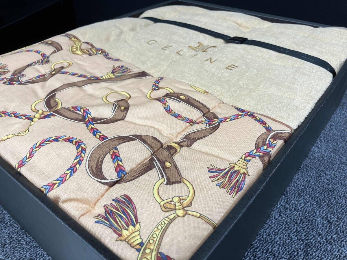 【未使用】CELINE 羽毛掛け布団 ベージュ ダウン CELINE 肌掛け布団 未使用 未使用】CELINE 羽毛掛け布団 ベージュ