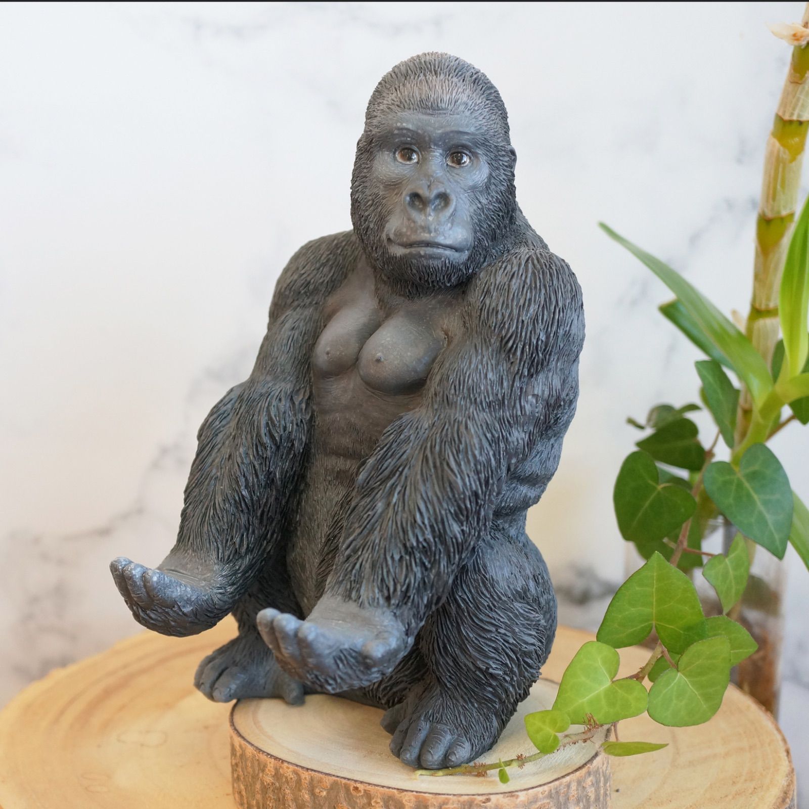 細かな部分までリアルにこだわった ゴリラのスマホスタンド