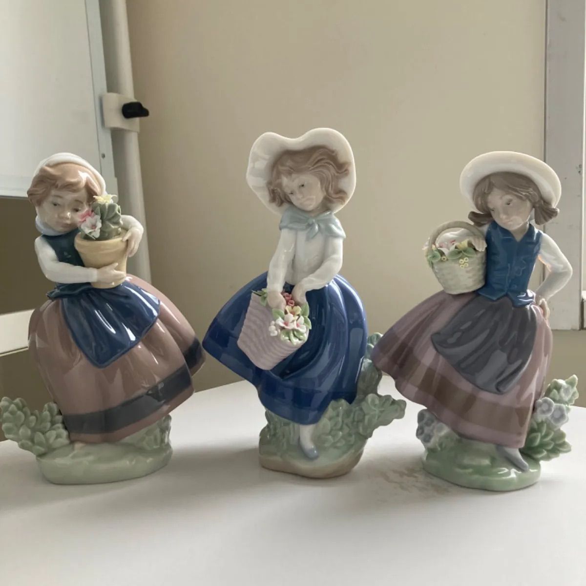 LLADRO(リヤドロ) NAO 磁器人形 陶器人形 リヤドロ人形 ✳️きれいな花ばかり✳️春が来た✳️甘い花の香り✳️ ☆3点セット☆ 置物 -  メルカリ