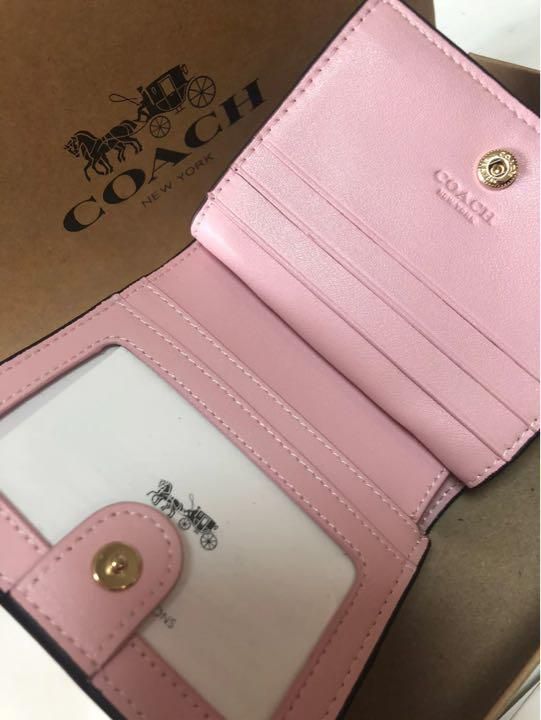 春新作の COACH 二つ折り財布 コンパクト ライトカーキ ピンク C3309