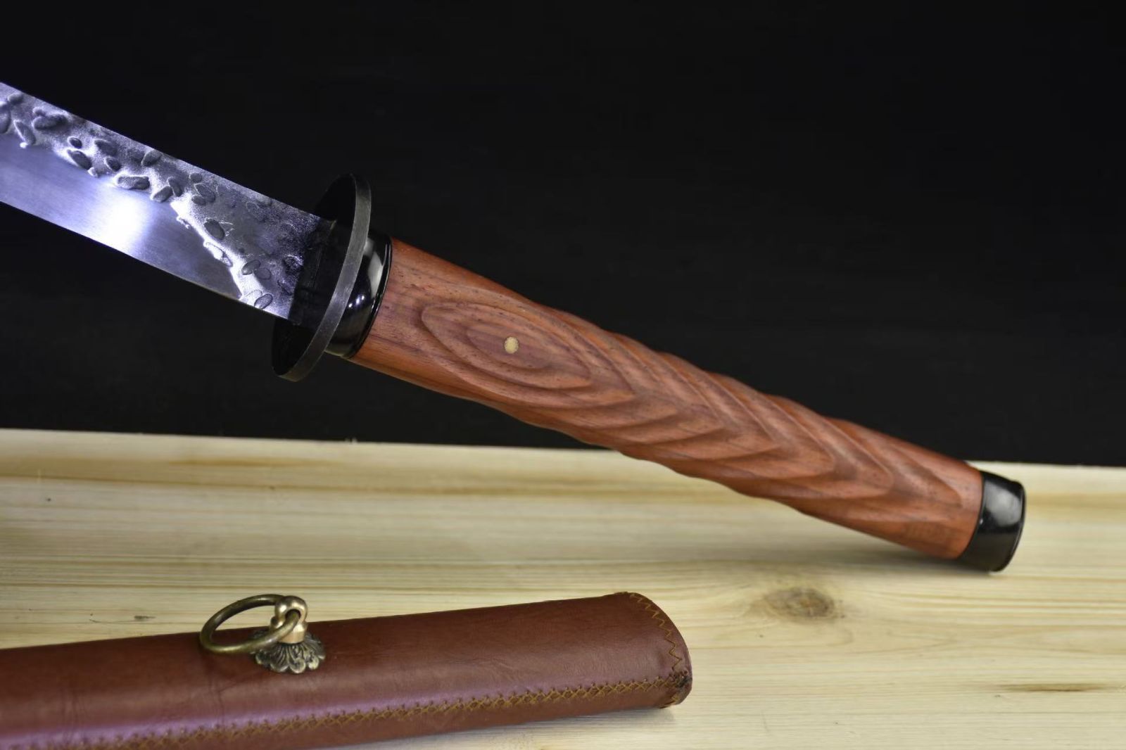 居合刀 模造刀 樋入り刀身 革巻き柄 黒鮫皮 透かし鍔 日本刀 刀剣 二重