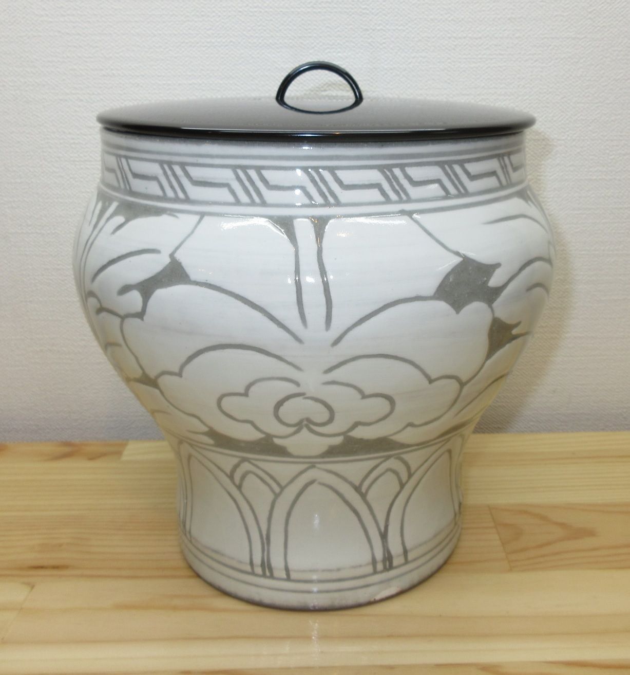 送料込【逢絢亭・新品】茶道具 水指 京焼 掻落し 真塗の塗蓋 黒石窯 共箱入り 逢絢亭・新品】茶道具 水指 京焼 掻落し 真塗の塗蓋 黒石窯 共