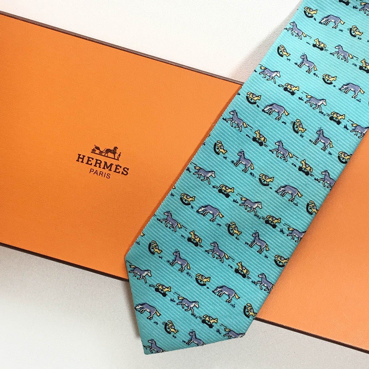 HERMES エルメス　ネクタイ シルク100％　フランス製 HERMES エルメス アニマル柄 ネクタイ シルク フランス製 総柄