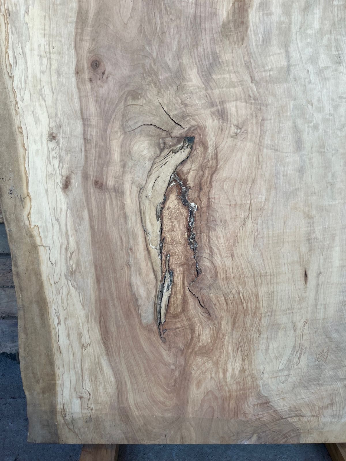 トチ（栃）一枚板 No.33 長さ1930 奥行820〜900 厚み80