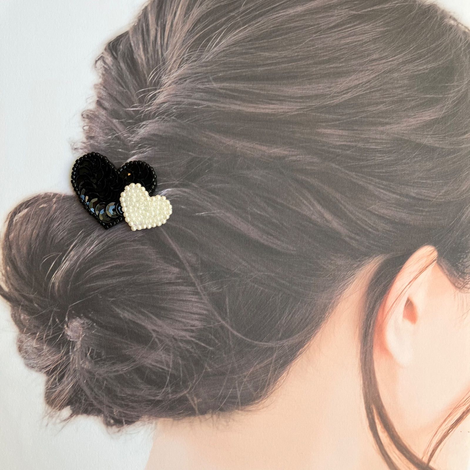 ダブルハート♡ キラキラスパンコール 刺繍ヘアゴム / ブローチ - メルカリ