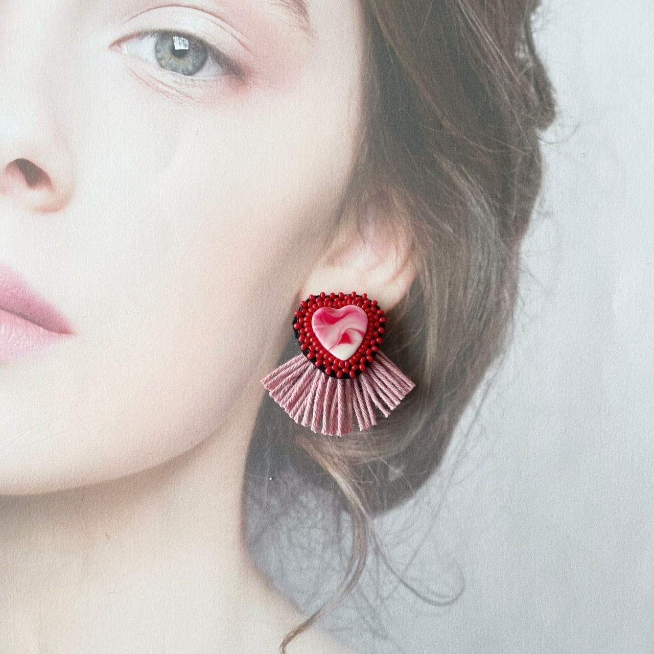 ハート♡フリンジ(マーブルレッド) ビーズ刺繍ピアス/イヤリング