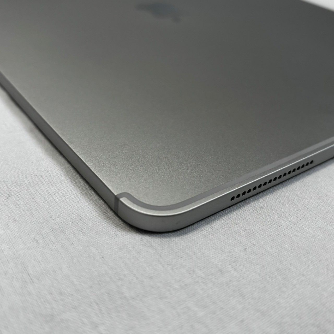 iPad|Pro|12.9インチ|第4世代|128GB|MY3D2J|A|ケース付|SIMロックあり|au|No.716