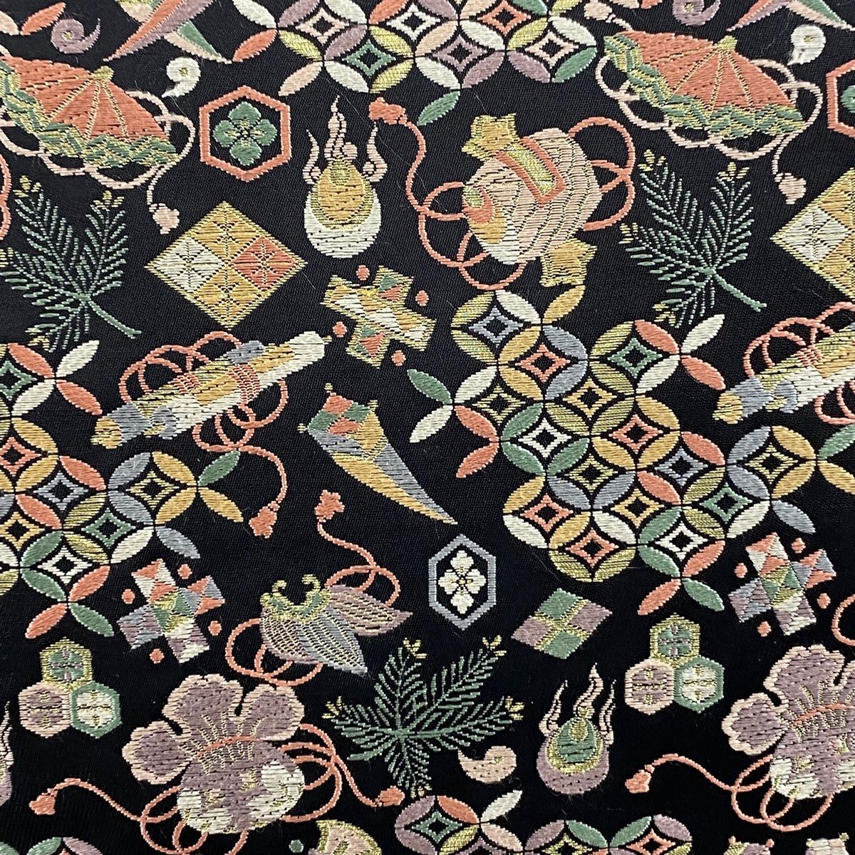 美品】 袋帯 名品 宝尽くし 七宝文 刺繍 金糸 黒 六通 正絹 【中古