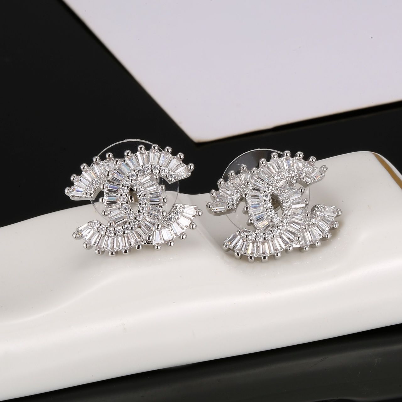 CHANEL】シャネル クリスタルCC ロゴスタッドピアス エレガントで輝く