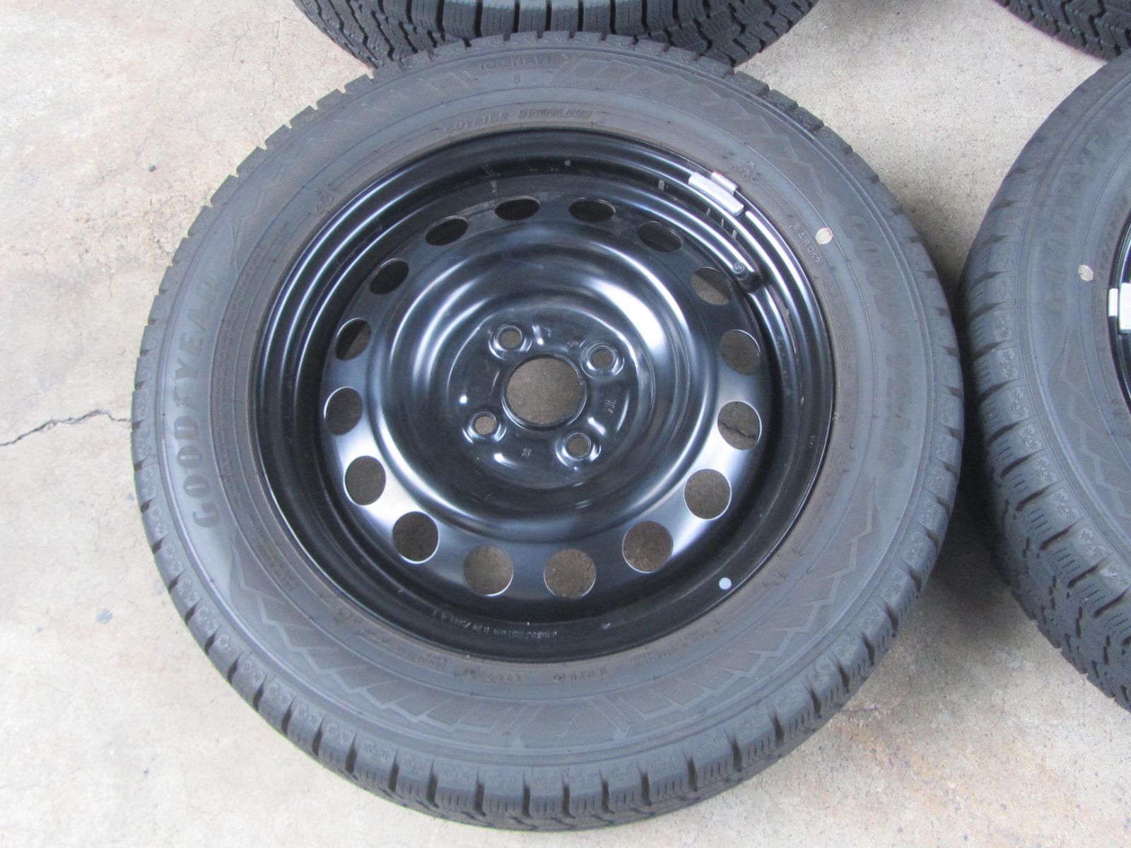 【卸値市場】 175 65R15 スタッドレス グッドイヤー アイスナビ8 カローラフィールダー外し 製タイヤ お財布に優しい